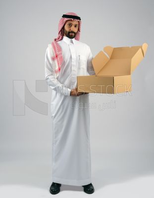 Gulf man holding a Cardboard box
