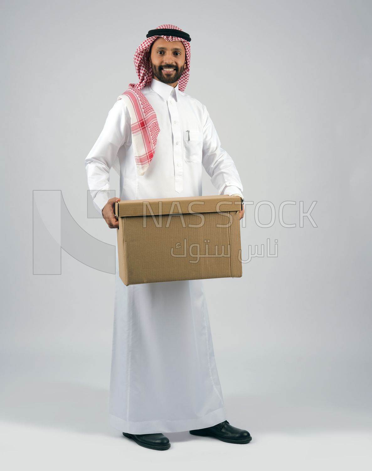 Gulf man holding a Cardboard box