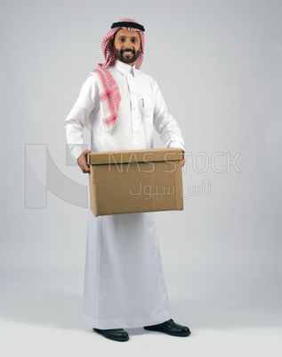 Gulf man holding a Cardboard box