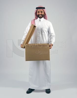 Gulf man holding a Cardboard box
