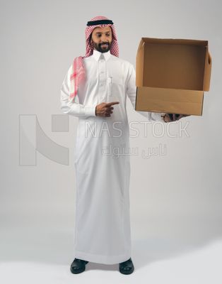 Gulf man holding a Cardboard box