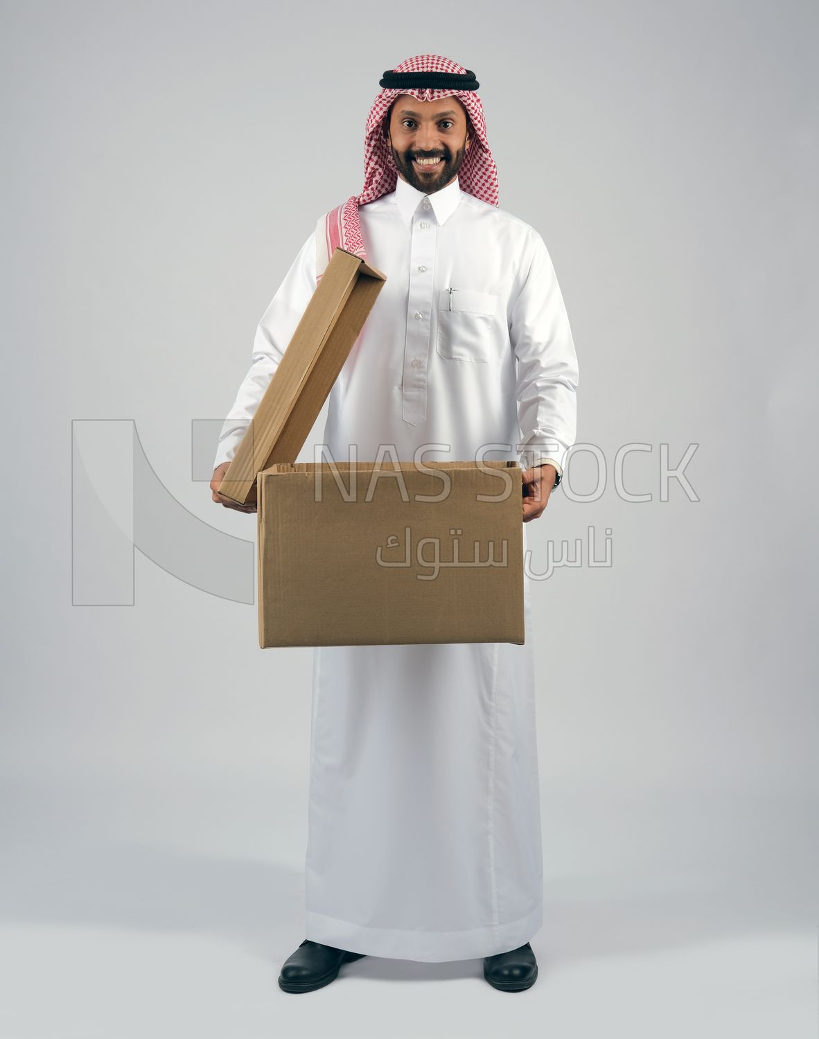 Gulf man holding a Cardboard box