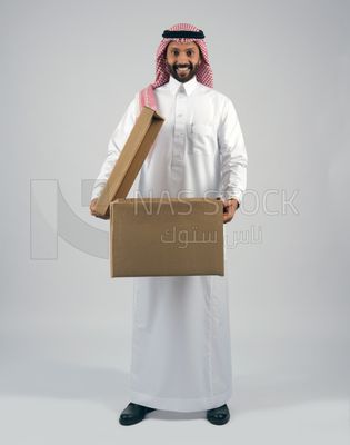 Gulf man holding a Cardboard box