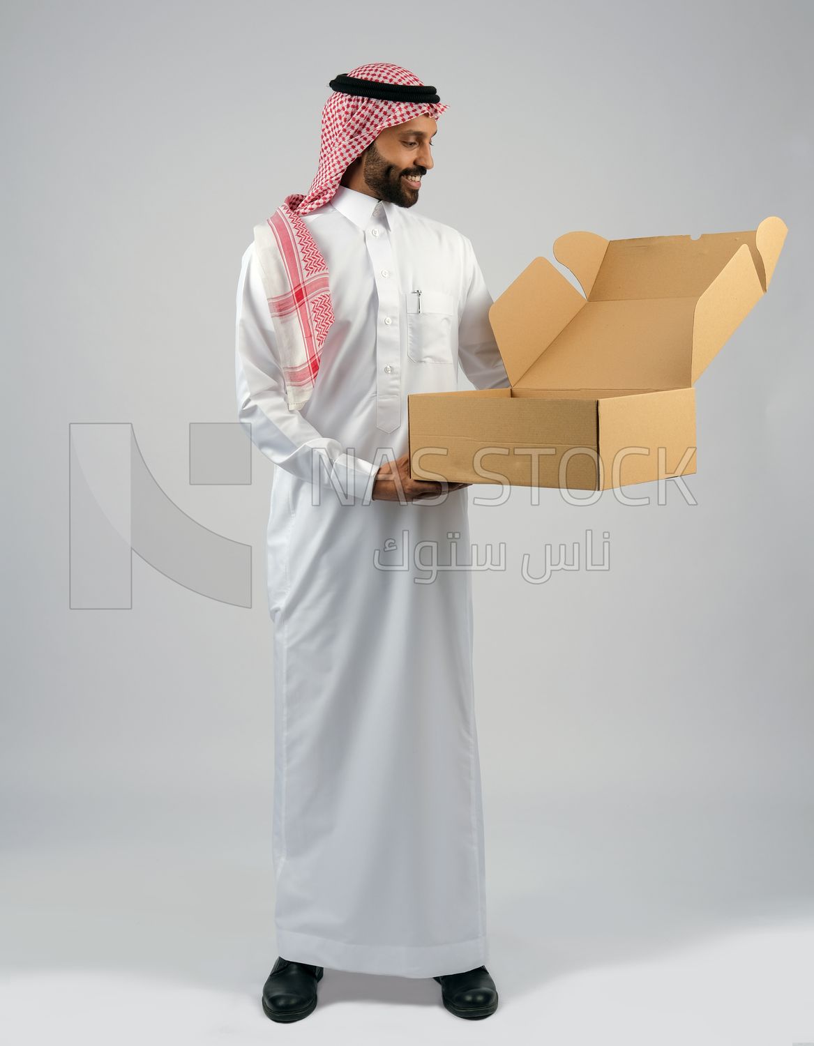 Gulf man holding a Cardboard box