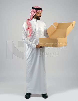 Gulf man holding a Cardboard box