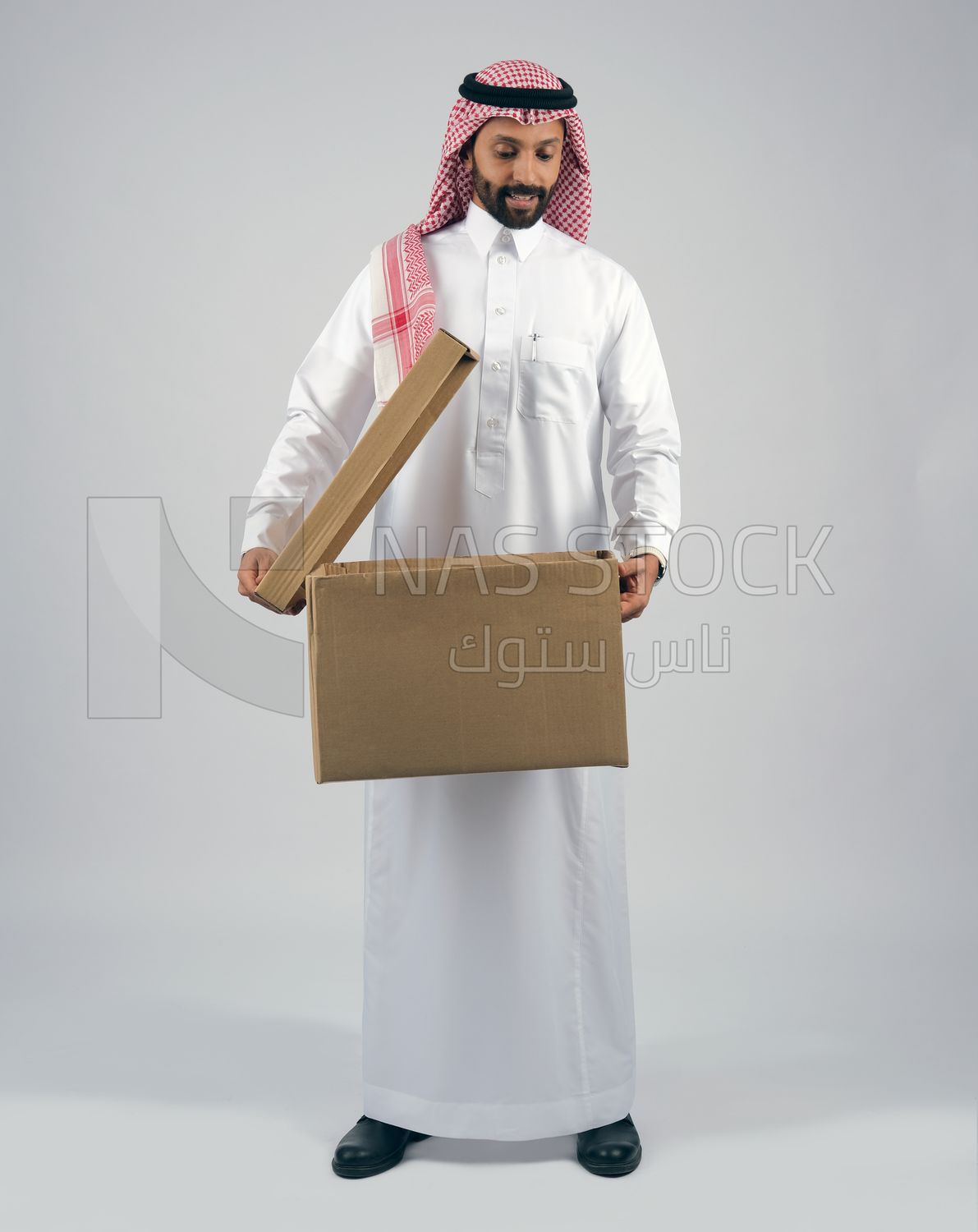 Gulf man holding a Cardboard box