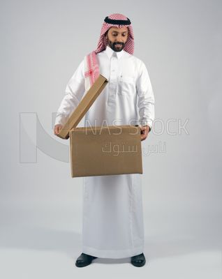 Gulf man holding a Cardboard box