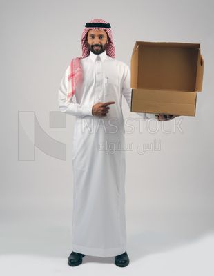 Gulf man holding a Cardboard box