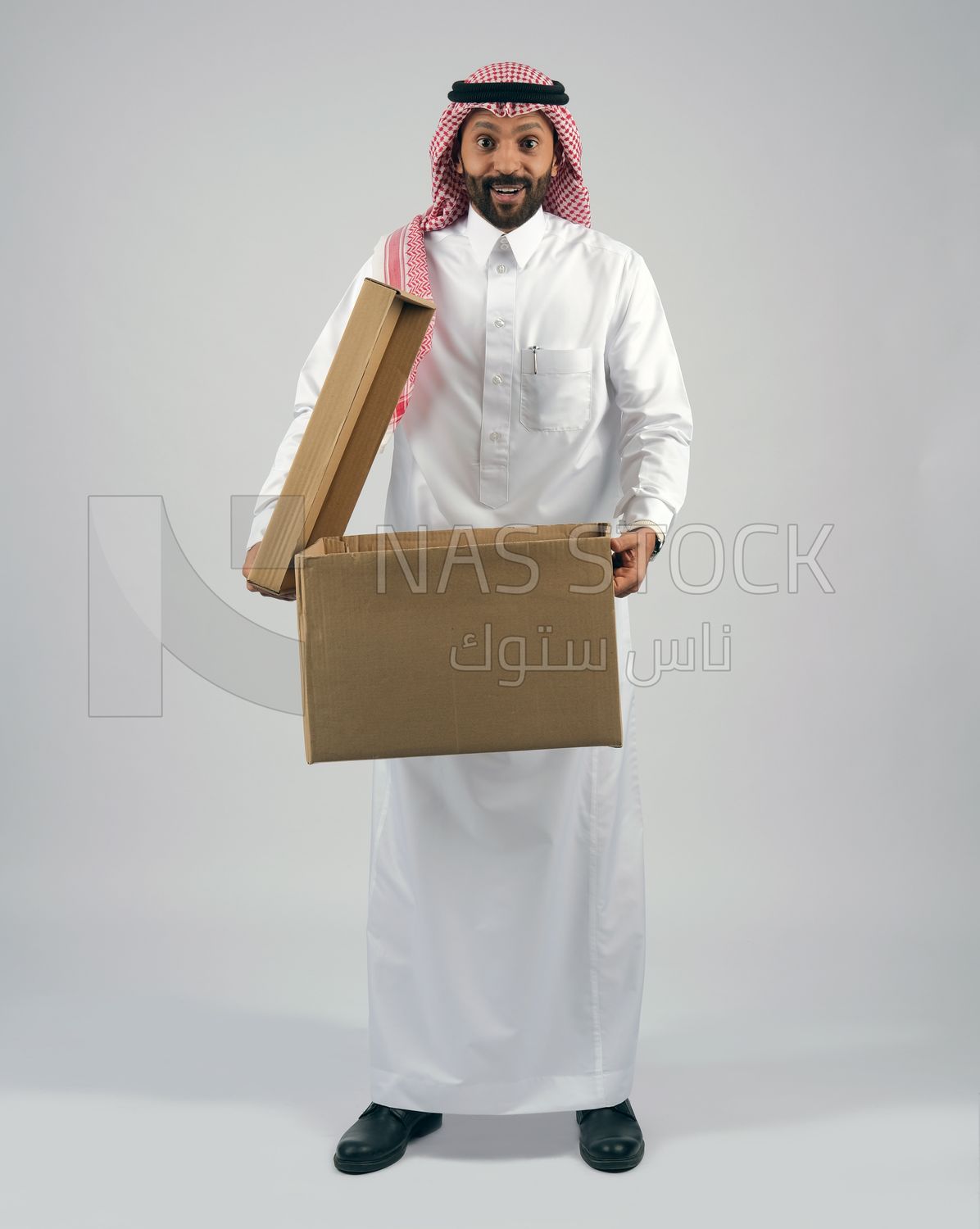 Gulf man holding a Cardboard box