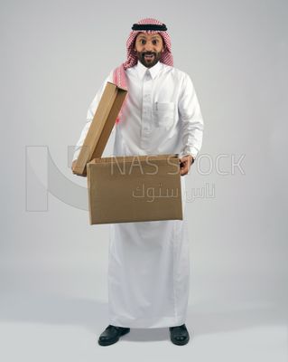 Gulf man holding a Cardboard box