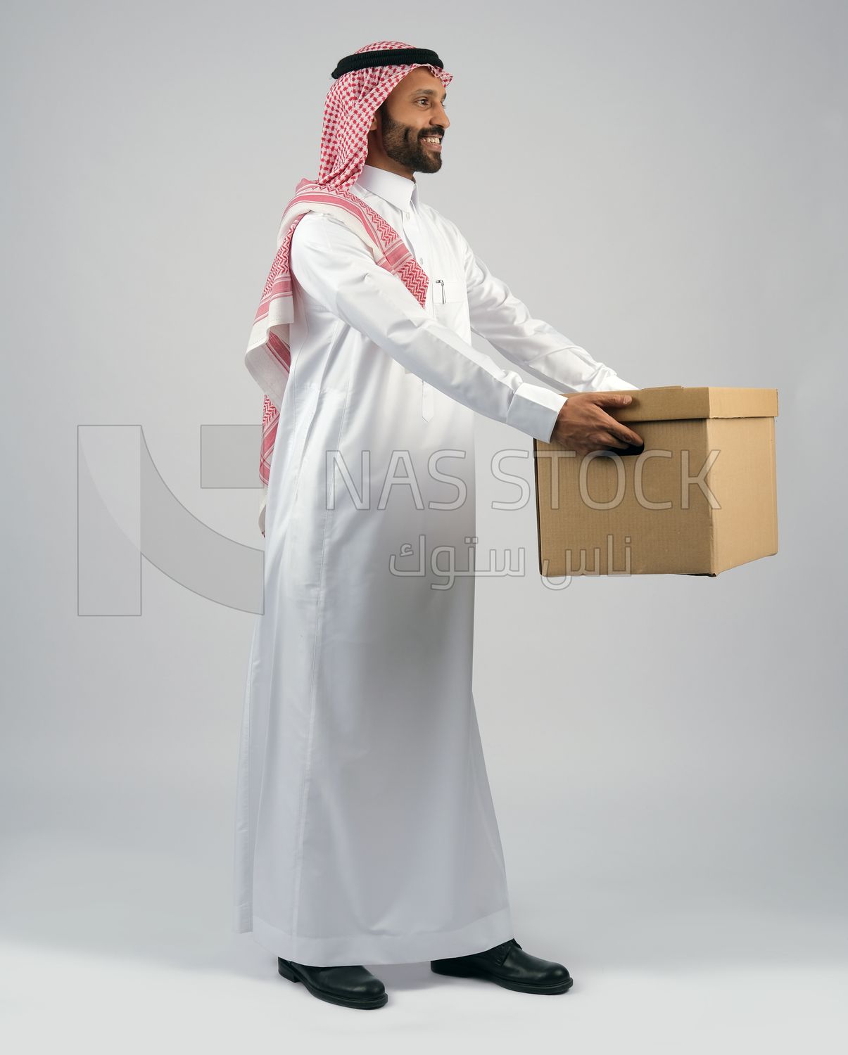 Gulf man holding a Cardboard box