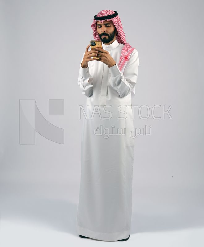 Gulf man in Saudi dress and shemagh