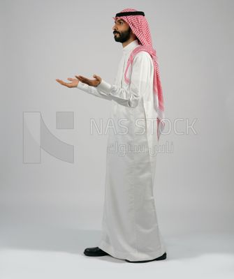 شاب خليجي بالزى السعودى