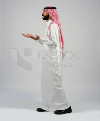 شاب خليجي بالزى السعودى