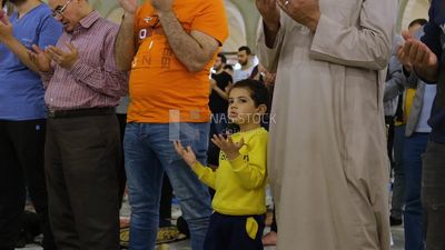 ولد في المسجد ، يصلي على السجادة ، ويؤدي صلاة الفريضة في المسجد ، ويصلي ويقترب من الله.