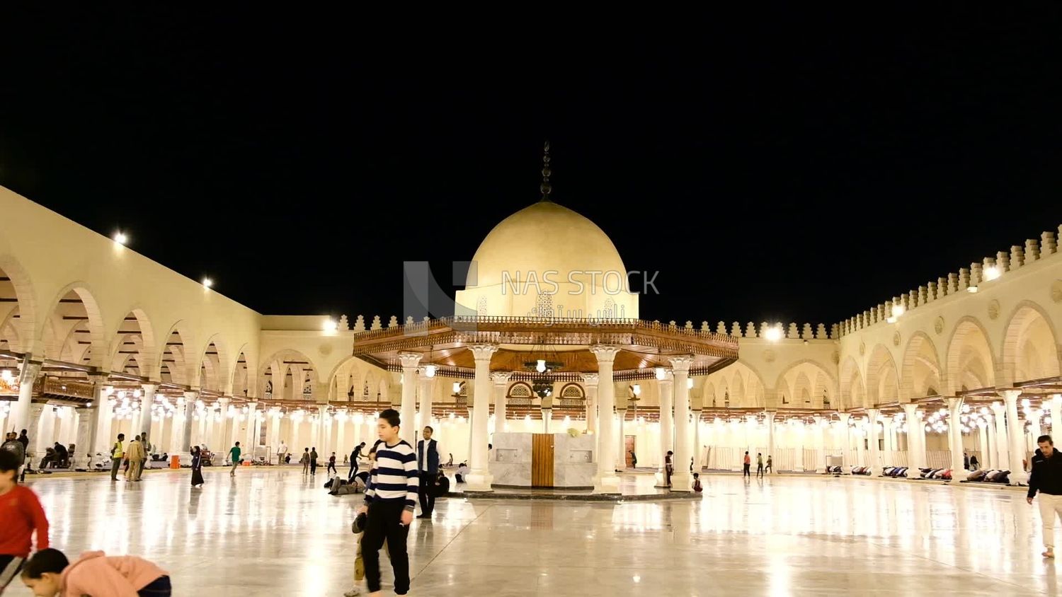 مسجد عمرو بن العاص ، يؤدي صلاة الفريضة في المسجد ، والعبادة والاقتراب من الله