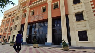 المبنى الرئيسي فى جامعة الاهرام الكندية .