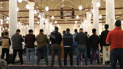 View from the back of the worshipers in the mosque, performing the obligatory prayer inside the mosque, reverence in prayer, performing the obligatory prayer in the mosque, worship and getting closer