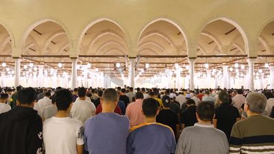 منظر من خلف المصلين في المسجد ، أداء الفريضة داخل المسجد ، الخشوع في الصلاة ، أداء الفريضة في المسجد ، العبادة ، التقرب إلى الله.