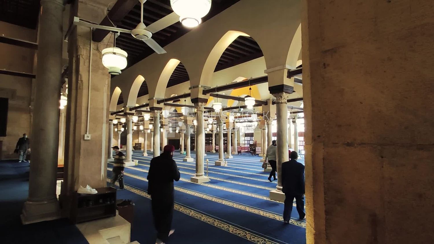 مجموعة من الرجال و الزوار داخل مسجد الازهر ,جامع الأزهر مكان ذو أهمية كبيرة للمسلمين في جميع أنحاء العالم ، ويعتبر موقعًا مقدسًا للحج والصلاة.
