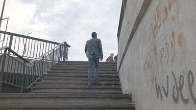 Video showing a man climbing the stairs of a pedestrian bridge