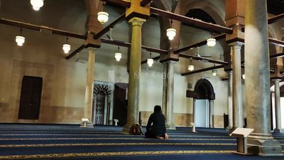 رجل مسلم يصلى داخل مسجد الازهر ,جامع الأزهر هو أحد أقدم وأهم مساجد العالم الإسلامي ، ويقع في قلب مدينة القاهرة بمصر