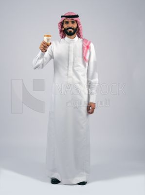 شاب خليجي بالزى السعودى