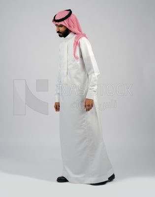 شاب خليجي بالزى السعودى