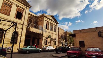 عمارة سكنية قديمة الطراز , تشتهر الشوارع المصرية بهندستها المعمارية المذهلة ، مع المباني والآثار التاريخية التي تحكي قصة ماضي مصر القديم وإرثها الثقافي الغني.