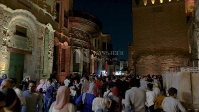 اشخاص فى شارع المعز بالليل ، اضواء زينة