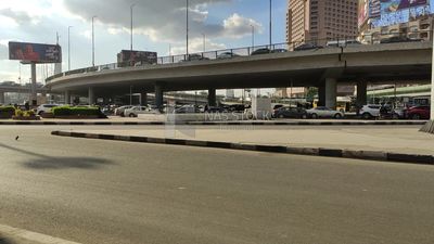 Video showing the passage of the Nile Corniche Bridge from the side of the Semiramis Hotel and cars driving above and below it