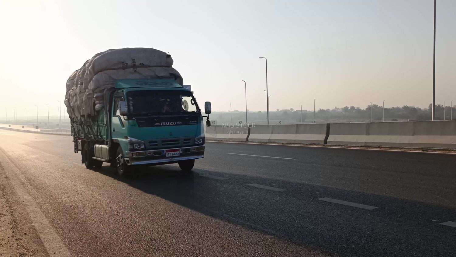 Video showing the transport truck carrying goods and traveling on the desert road
