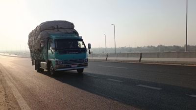 Video showing the transport truck carrying goods and traveling on the desert road
