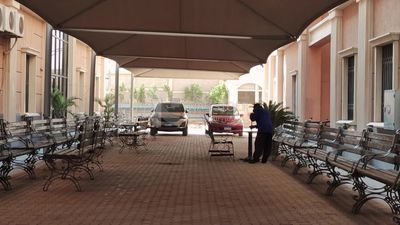 مقاعد انتظار فى الظل من داخل جراج الجامعة الكندية