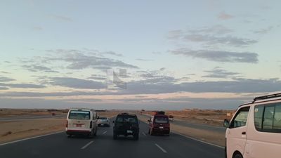 فيديو من داخل سيارة مسافرة تسير بسرعة على الطريق الصحراوى مع منظر غروب الشمس الخلاب