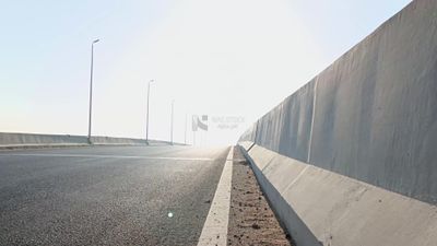 فيديو يوضح سيارة تسير على احد اتجاهات الطريق الصحراوى المصرى