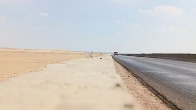 Video showing a pavement separating the road from the desert on the Egyptian Desert Road