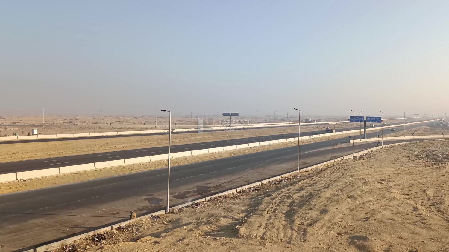 Video showing the Egyptian desert road as it cuts through the desert