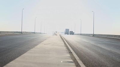 Video showing the sidewalk separating the two directions of the road on the desert road