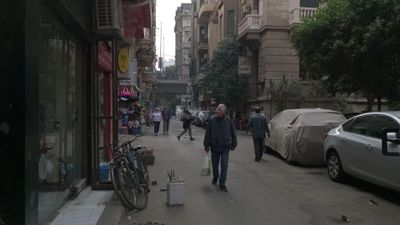 فيديو يظهر رجل يحمل اكياس البقالة ويسير فى شارع سيد البكرى بالزمالك