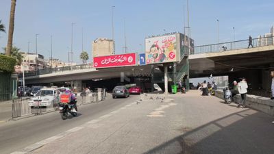 Video showing cars crossing from the bottom of the 15th of May Bridge in Zamalek, Cairo
