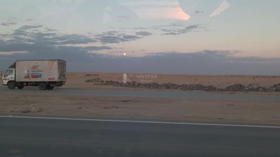 فيديو يوضح كاميرا داخل سيارة تسافر على الطريق الصحراوى مع منظر السماء المزهل