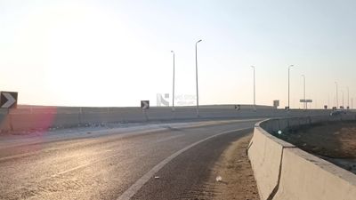 فيديو يوضح سيارة مسافرة تنعطف على الطريق الصحراوى