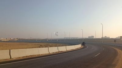فيديو يوضح دراجة ثلاثية العجلات تنعطف على الطريق الصحراوى