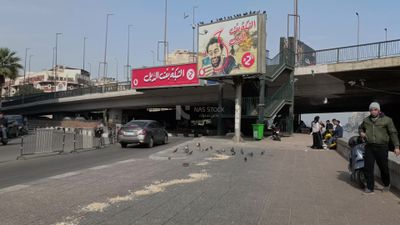 Video showing cars crossing from the bottom of the 15th of May Bridge in Zamalek, Cairo