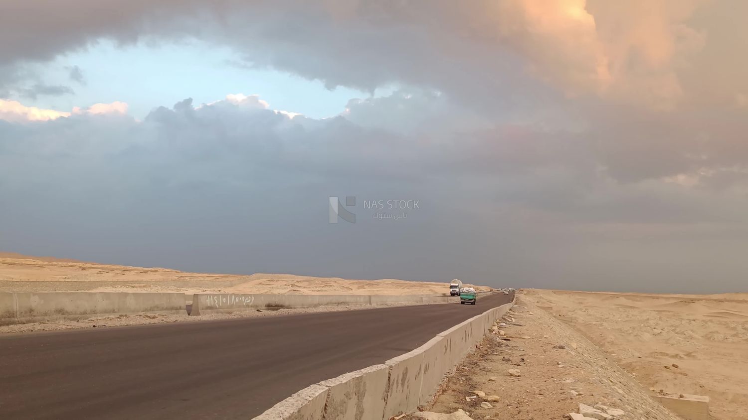 Video showing cars traveling on the desert road
