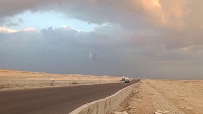 فيديو يوضح سيارات تسافر على الطريق الصحراوى