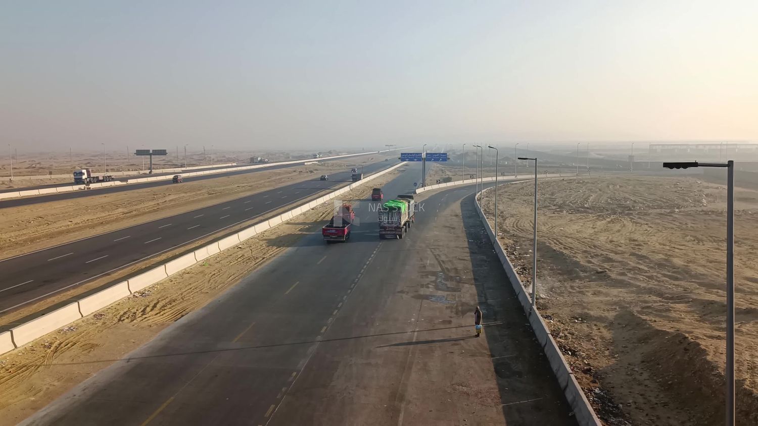 Video showing cars traveling on the desert road, including cars turning at the crossroads