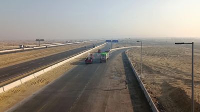 Video showing cars traveling on the desert road, including cars turning at the crossroads