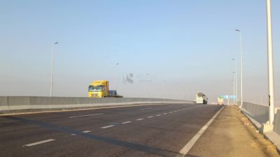 Video showing heavy transport trucks traveling on the desert road